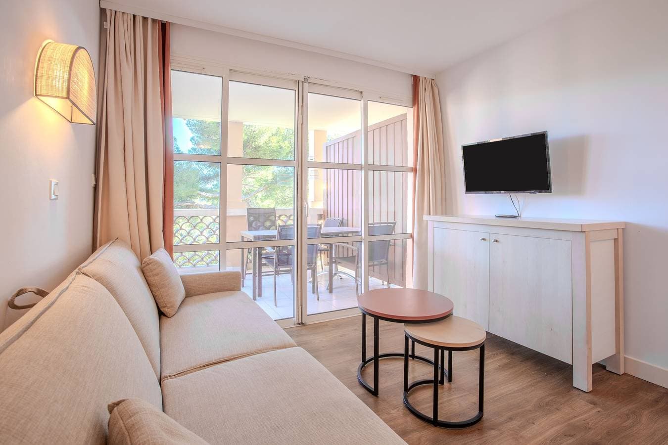 Foto 10 von 32: Einzimmerapartment 'Cap Esterel' mit Bergblick, Gemeinschaftspool und Klimaanlage
