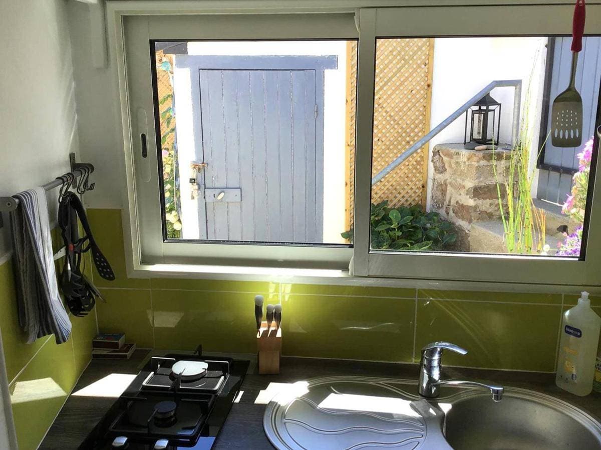 Foto 3 von 25: Charmante maison de pêcheur rénovée, 400m plage Trestraou, parking privé, terrasse et équipements bébé - Fr-1-368-405