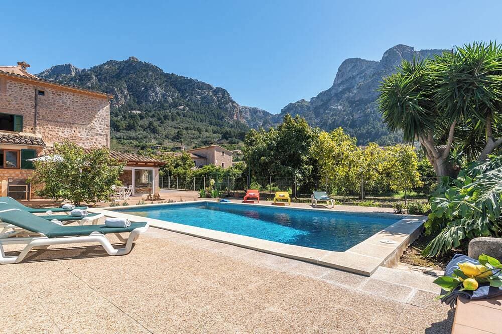 Traditionelles mallorquinisches Haus mit atemberaubendem Blick auf die Berge. 1