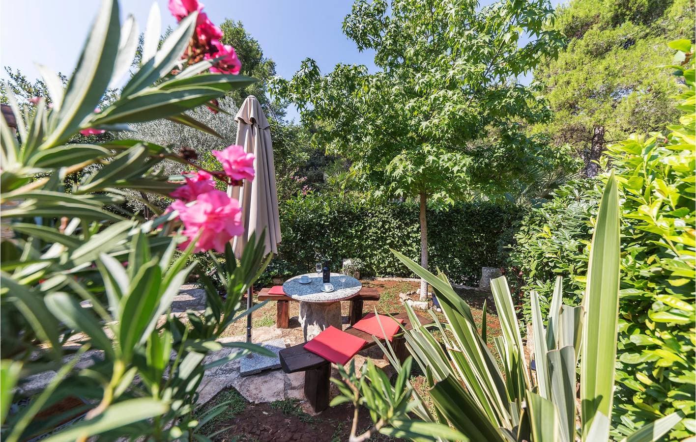 Foto 5 von 23: Charmante Ferienwohnung mit Terrasse, WLAN und Zugang zum Strand – der ideale Urlaubsort!
