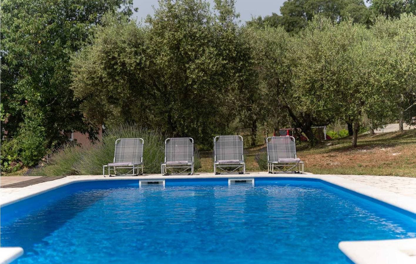 Foto 5 von 46: Geräumige 2-Zimmer-Wohnung mit Pool, Terrasse und WLAN in der Nähe des Flusses Mirna
