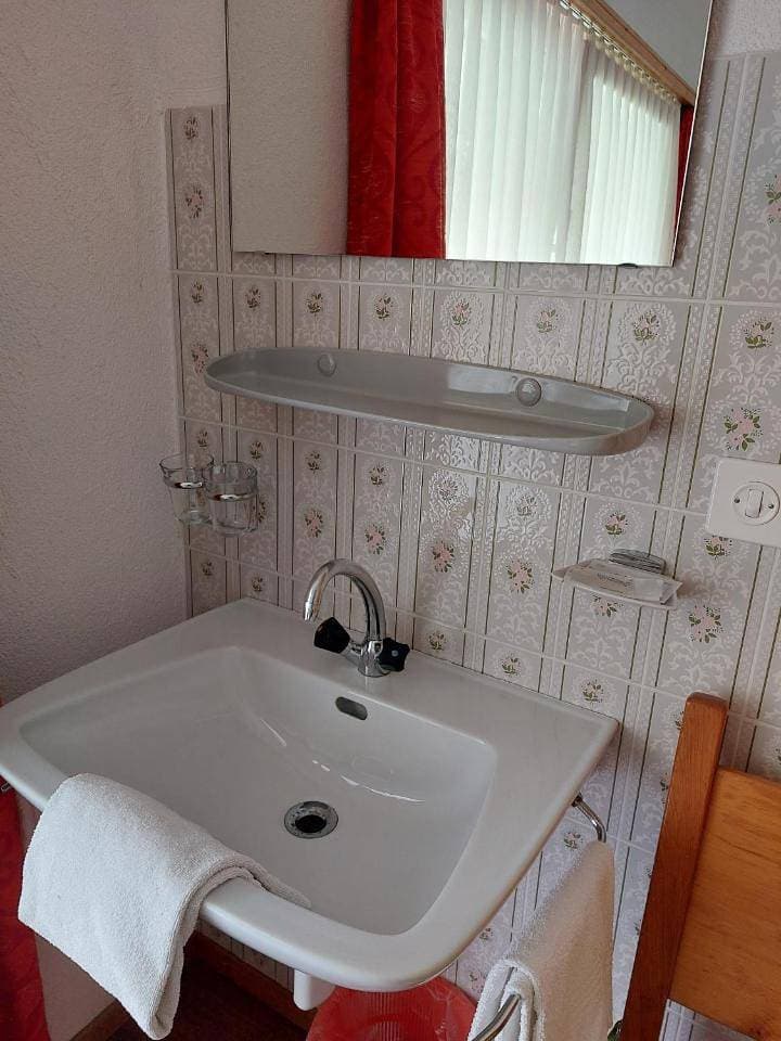 Foto 9 von 9: Economy Double Room