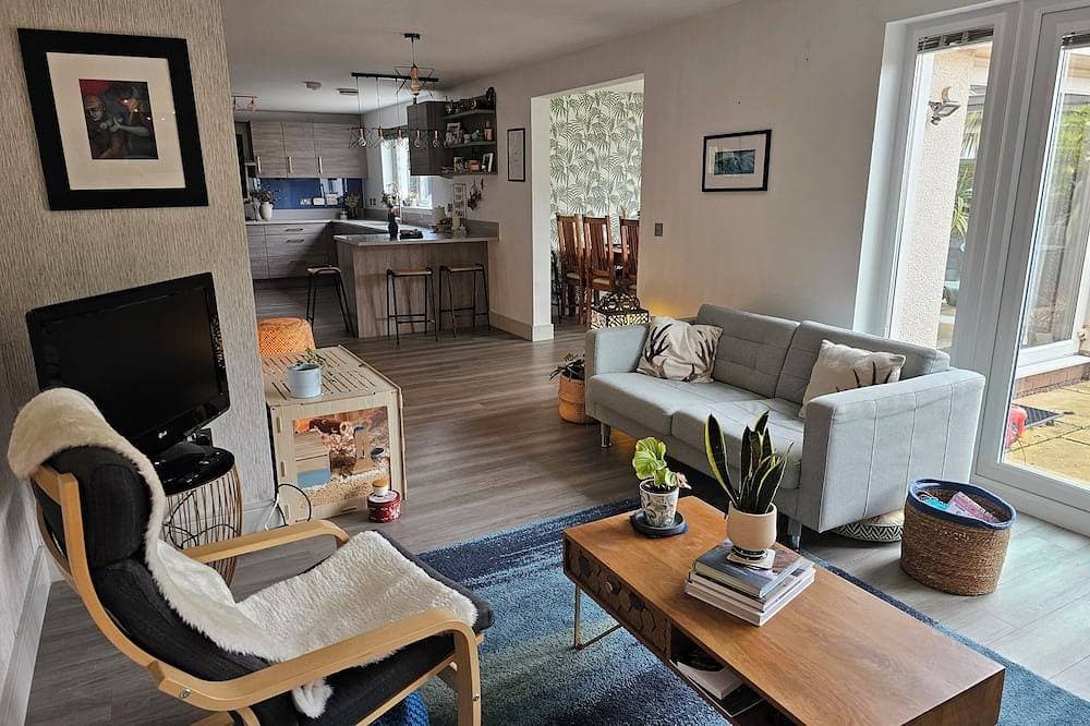 Foto 6 von 12: 5 mins to the sea and golf course! Family sized home with cathedral window...