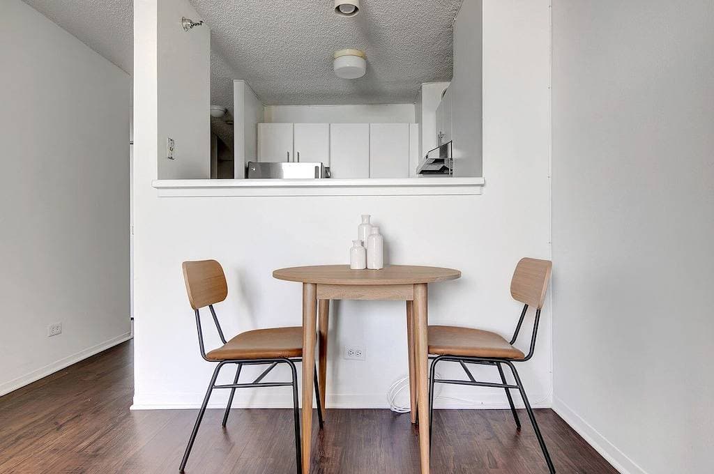 Foto 3 von 22: Modern Streeterville 1Br w/ Gym, Pool, walk to Navy Pier, by Blueground