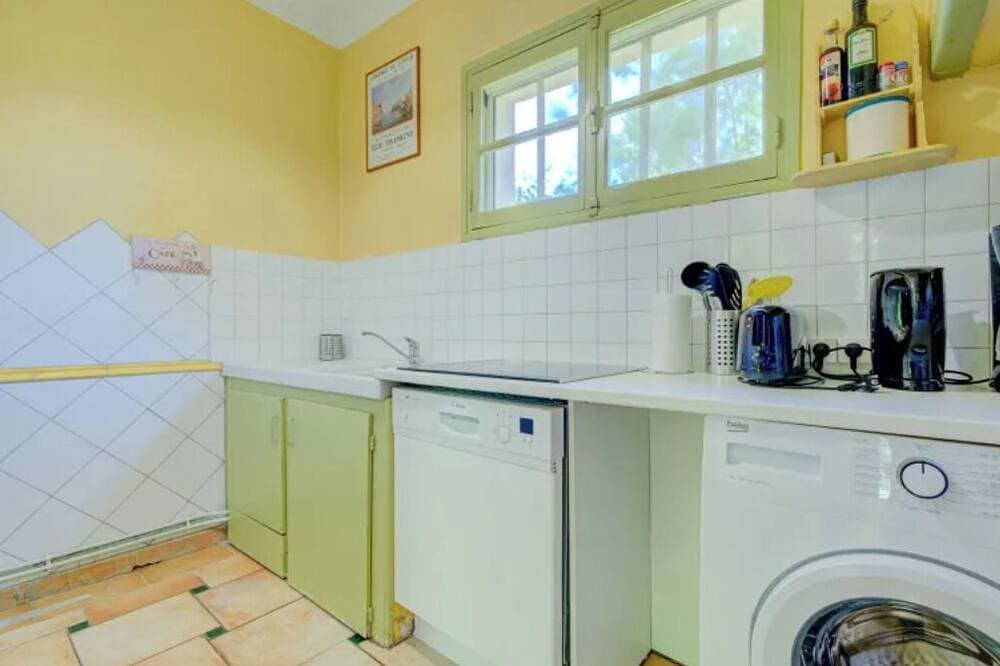 Charming cottage in Réattu with terrace and park view - sleeps 1