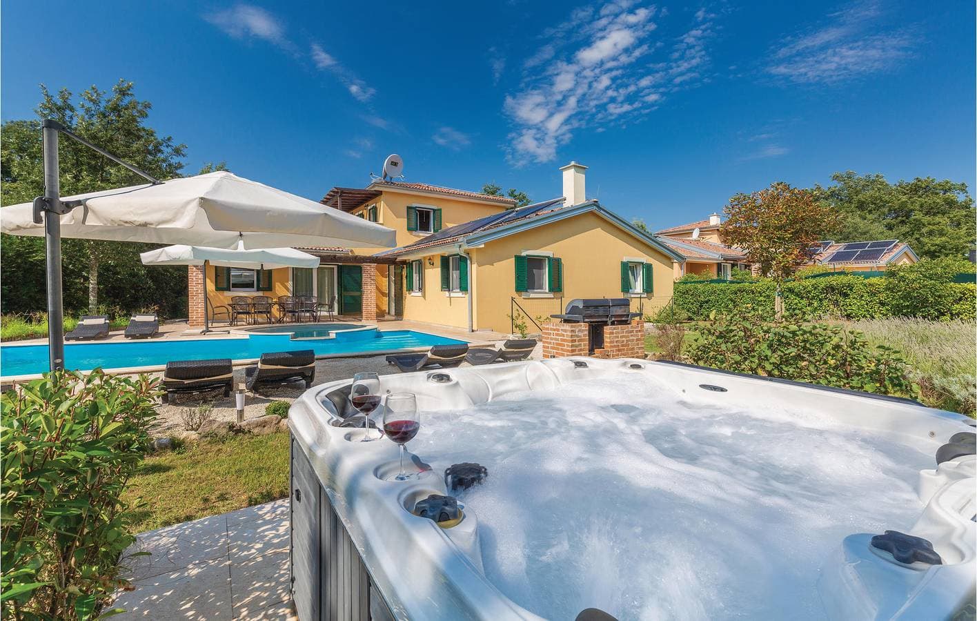 Foto 8 von 47: Geräumige 2-Zimmer-Ferienwohnung mit Pool, WLAN, Klimaanlage und Parkplatz
