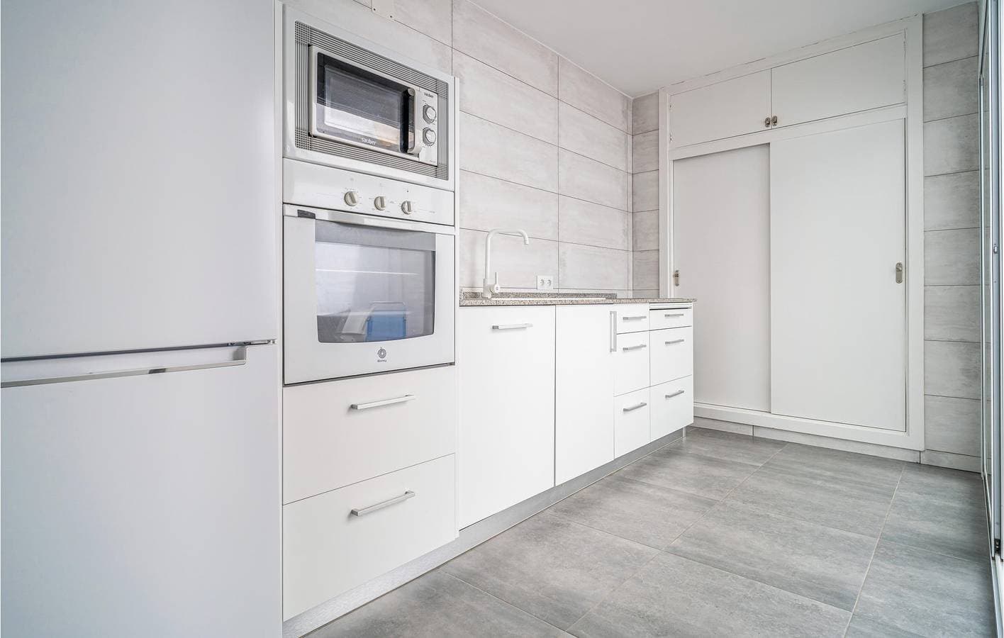 Foto 7 von 20: Apartment mit Meerblick, Parkplatz, Pool, Terrasse & WiFi