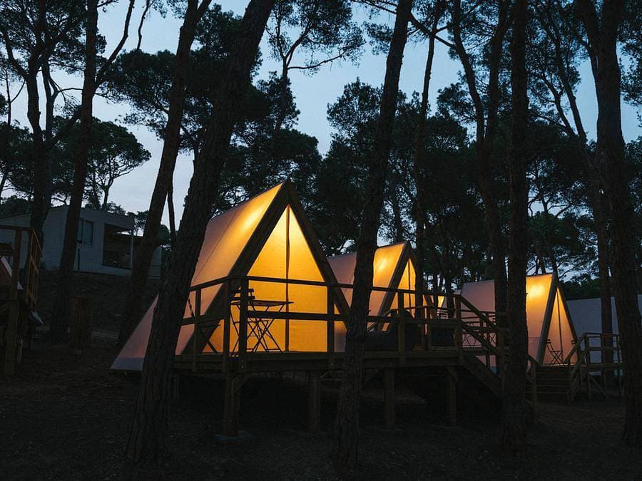 Foto 10 von 48: WeCamp Cala Montgo - Safarizelt 2 personen - Hüttenzelt