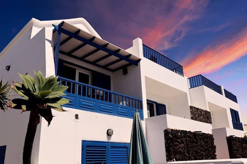 Fantastic location, 2 bed 2 bathroom property, stunning views, private Jacuzzi. 1