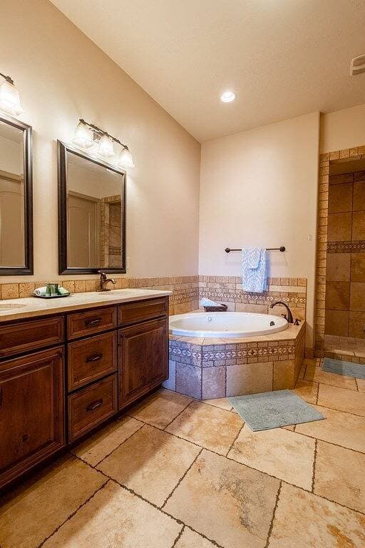 Foto 9 von 21: Dreamy 2-bedroom condo with sweeping desert views