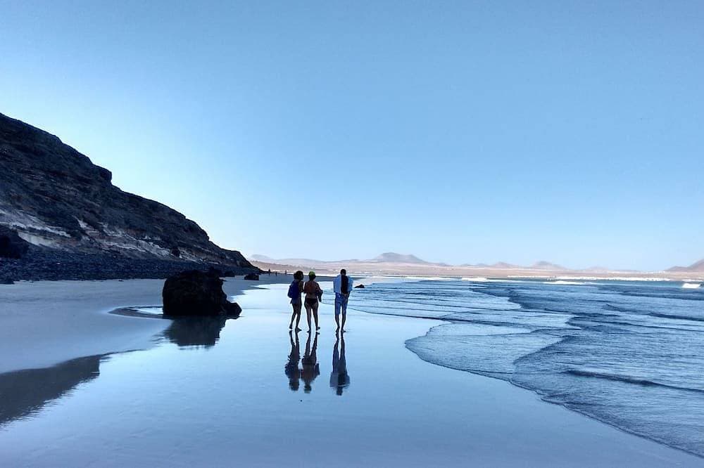 Foto 12 von 23: Panoramablick über die Bucht von Arrieta, privater Garten, 1 km vom Strand entfernt