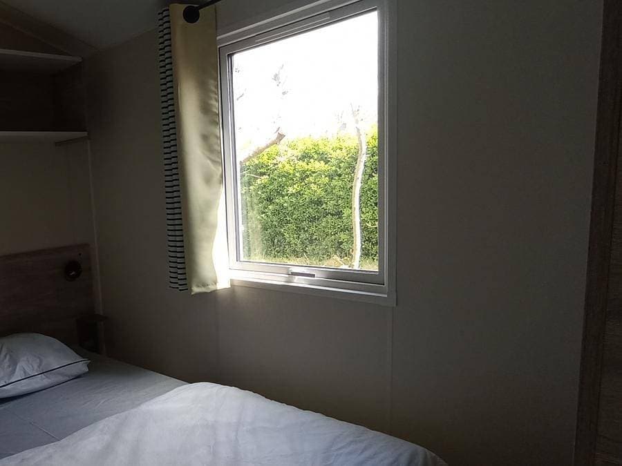 Foto 13 von 60: Camping Les Peupliers - Mobilheim 2 personen - Studio 20m² - 1 Zimmer 1 Doppelbett