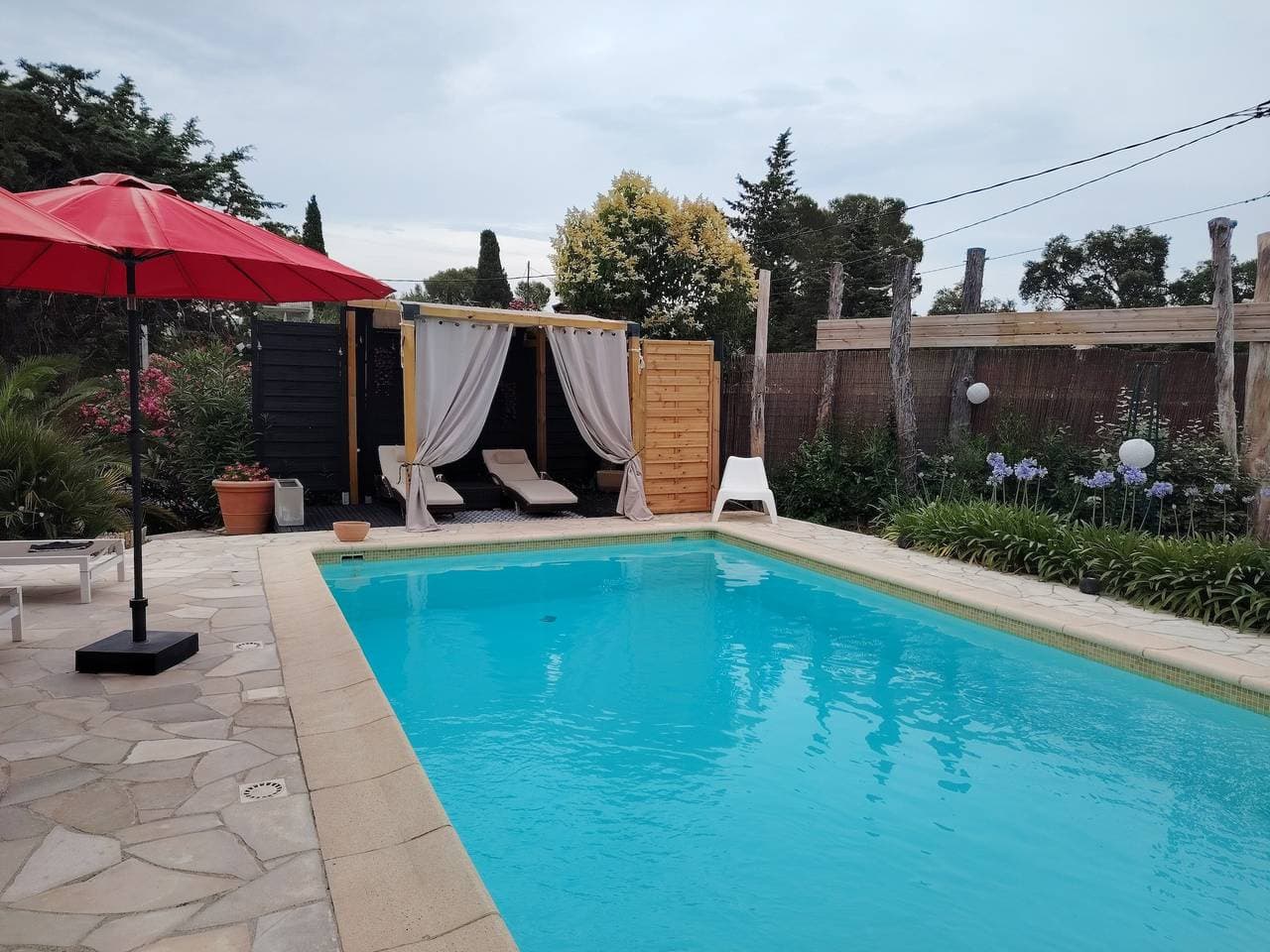 Foto 4 von 39: Appartement 'Ptit Coin De Paradis Plage Peguiere' mit privatem Pool, WLAN und Klimaanlage