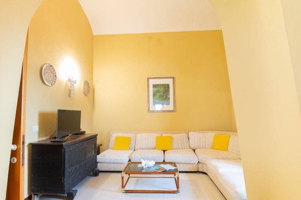 Foto 10 von 30: Overlooking the incredible beauty of the San Giovanni di Sinis coast, Villa Maestrale is an exclusive residence designed for those seeking privacy, comfort, and a breathtaking sea view.The spacious and bright villa comprises four bedrooms, one of which i