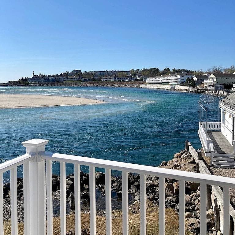 Foto 4 von 17: Ogunquit ocean front 1Br/1Ba with deck,  short walk to beach + center of town