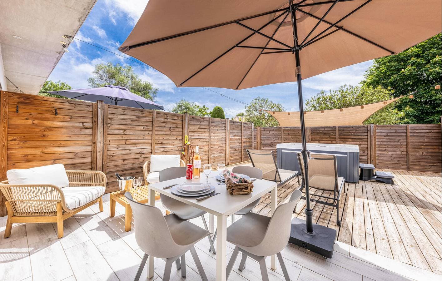 Foto 5 von 11: Breezy Riverside Retreat mit Parkplatz und Terrasse