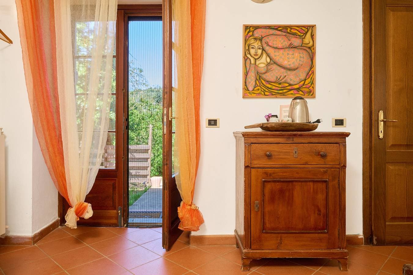 Foto 6 von 35: Zimmer „Camera D’ambra“ mit privater Terrasse, Garten und WLAN