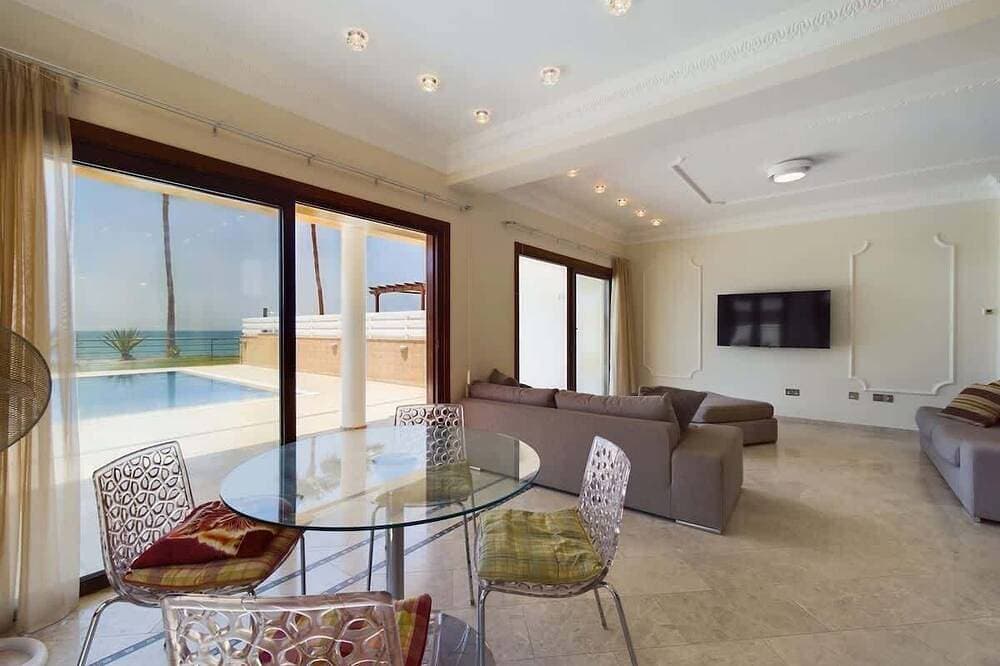 Foto 11 von 30: Amazing Beach Front House!