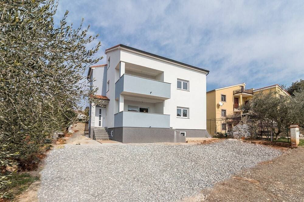 Foto 13 von 23: Comfortable holiday house with apartments / Amazing spacious apartment with patio and grill / A1