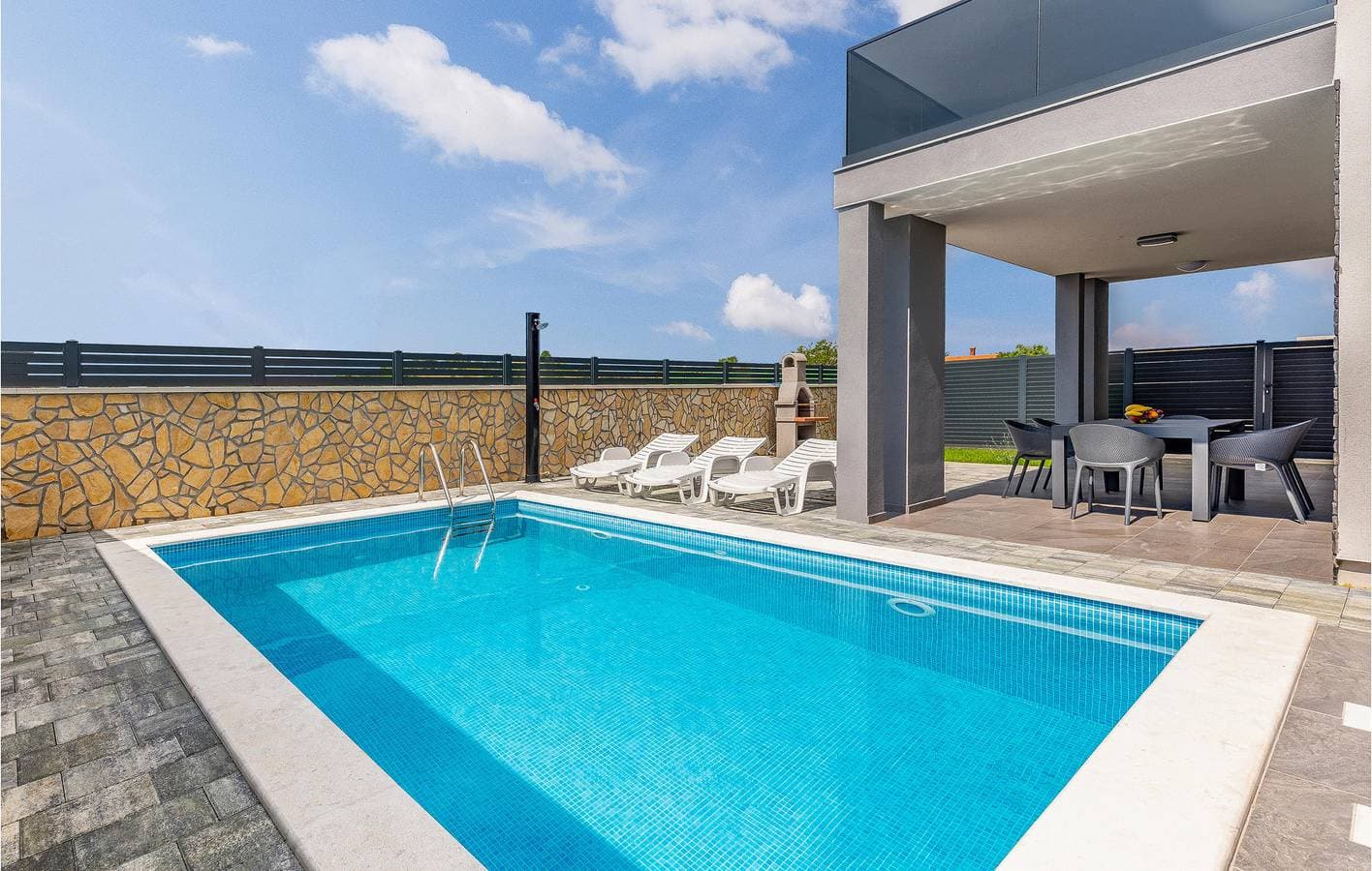 Foto 8 von 40: Charmante 130 m² große Wohnung mit Pool, Terrasse und WLAN in der Nähe des Stadtzentrums von Sisan