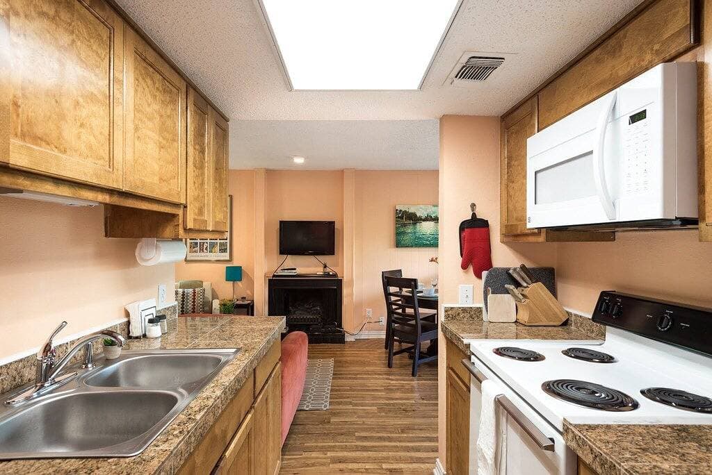 Foto 13 von 22: Überdachte Terrasse mit Blick; 2 Blocks zum Park, Springs, Trails, River; 2 mi in die Innenstadt!
