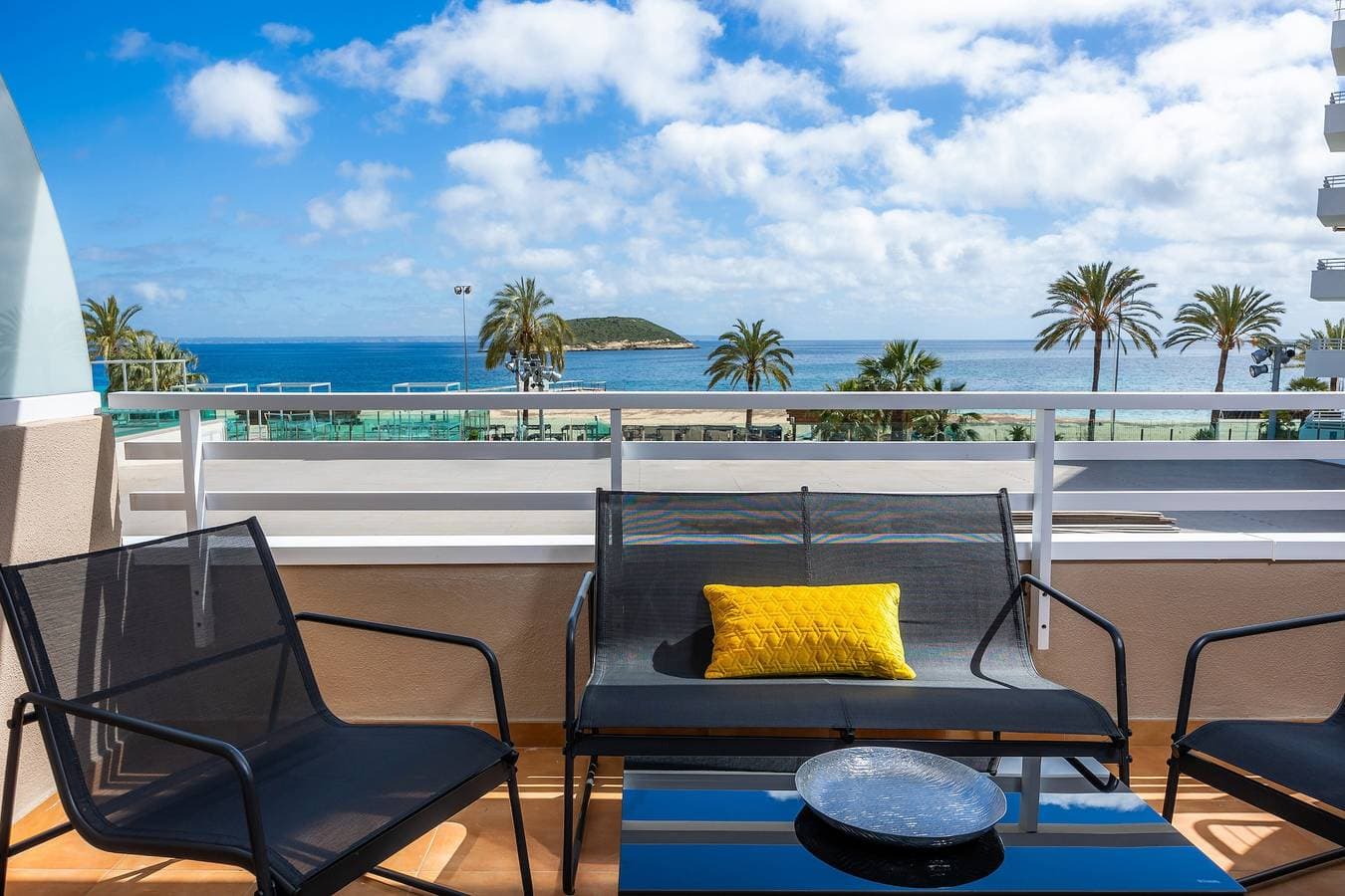 Foto 3 von 27: Ferienwohnung 'First Line Mediterranean' mit Meerblick, WLAN und Klimaanlage