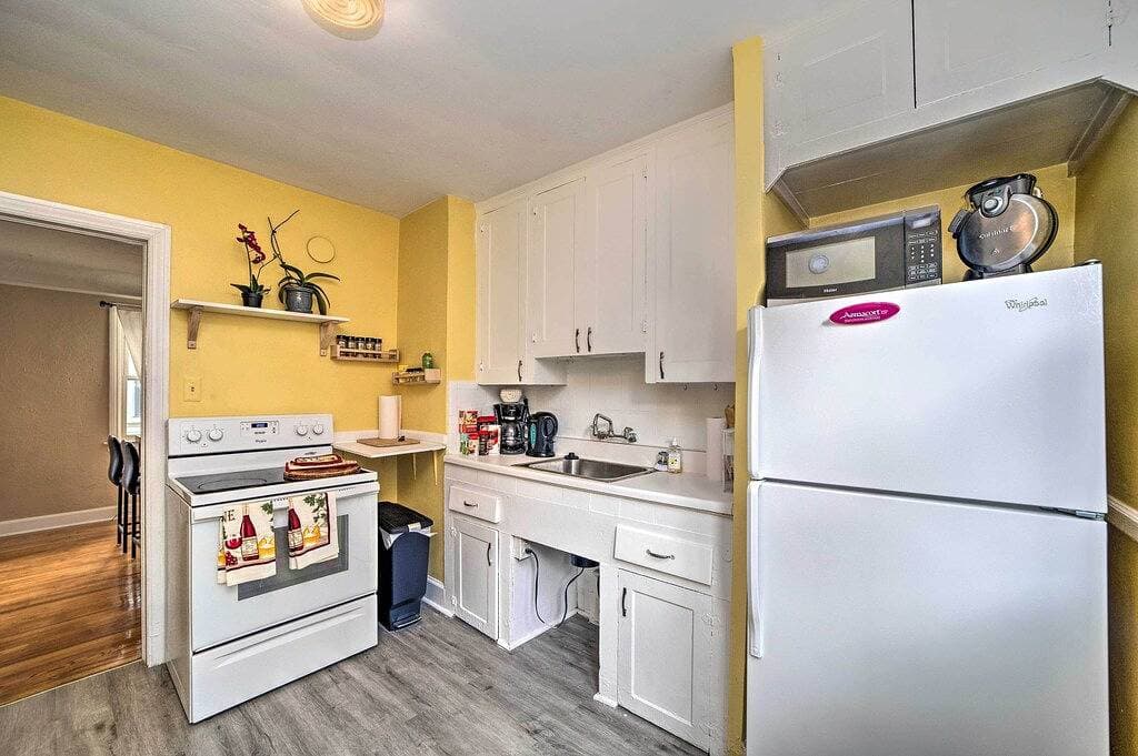 Ferndale Apartment w/ Yard - Near the Detroit Zoo! 1