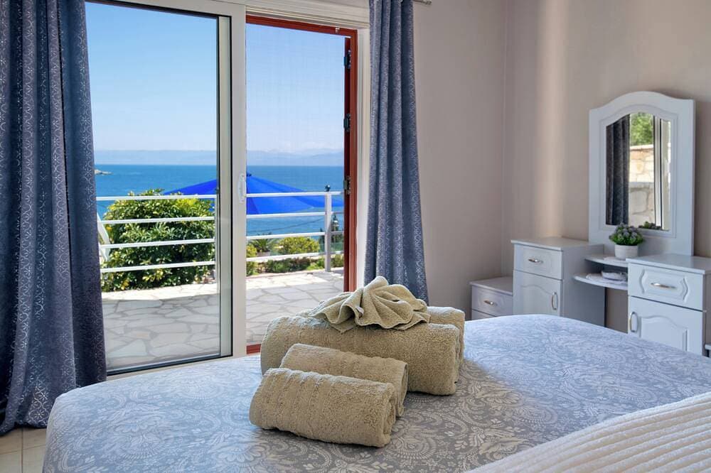 Foto 3 von 30: Villa Avgerini Paxos III: Breathtaking sea views, private terrace & amazing pool