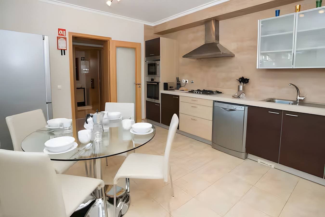 Foto 5 von 19: Geräumiges familienfreundliches 3-Zimmer-Stadthaus mit Terrasse & Pool