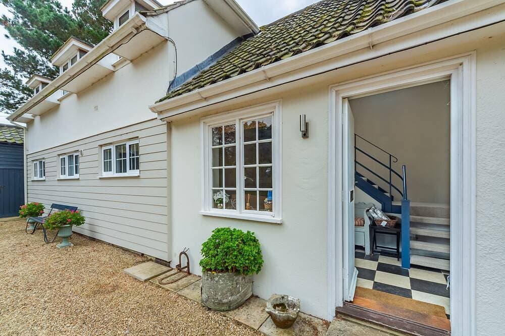 Foto 8 von 18: Dieser stilvolle Rückzugsort befindet sich am Rande der reizvollen Küstenstadt Aldeburgh, 250 Meter zurückgesetzt