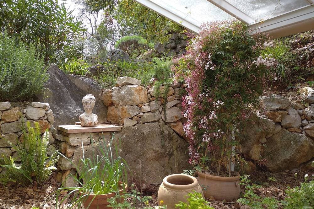 Foto 12 von 30: Charming Villa, 15 km from NiCE Moyenne Montagne With View And Swimming Pool