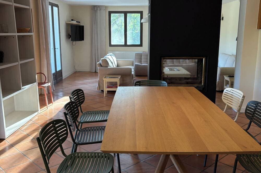 Foto 10 von 23: Spacious house with private pool on the river.