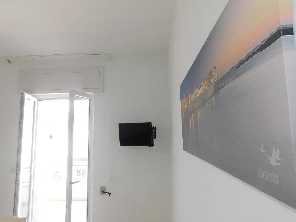Foto 6 von 13: Two-room apartment in the center of Torre San Giovanni with balcony facing the sea. Zentrale Zwei-Zimmer-Wohnung am Meer mit Balkon, Meerblick und Klimaanlage