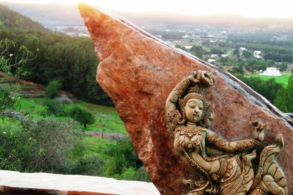 Foto 7 von 30: Typisch Ibizenkisches Landhaus mit Blick in Richtung Sonnenuntergang.