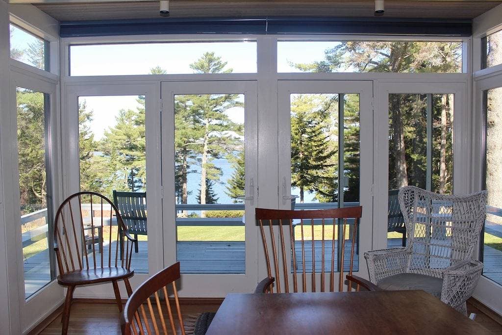 Foto 13 von 29: Waterfront Sommer Home mit Sea Breezes, Sonnenuntergänge, und Schwimmen von den Felsen