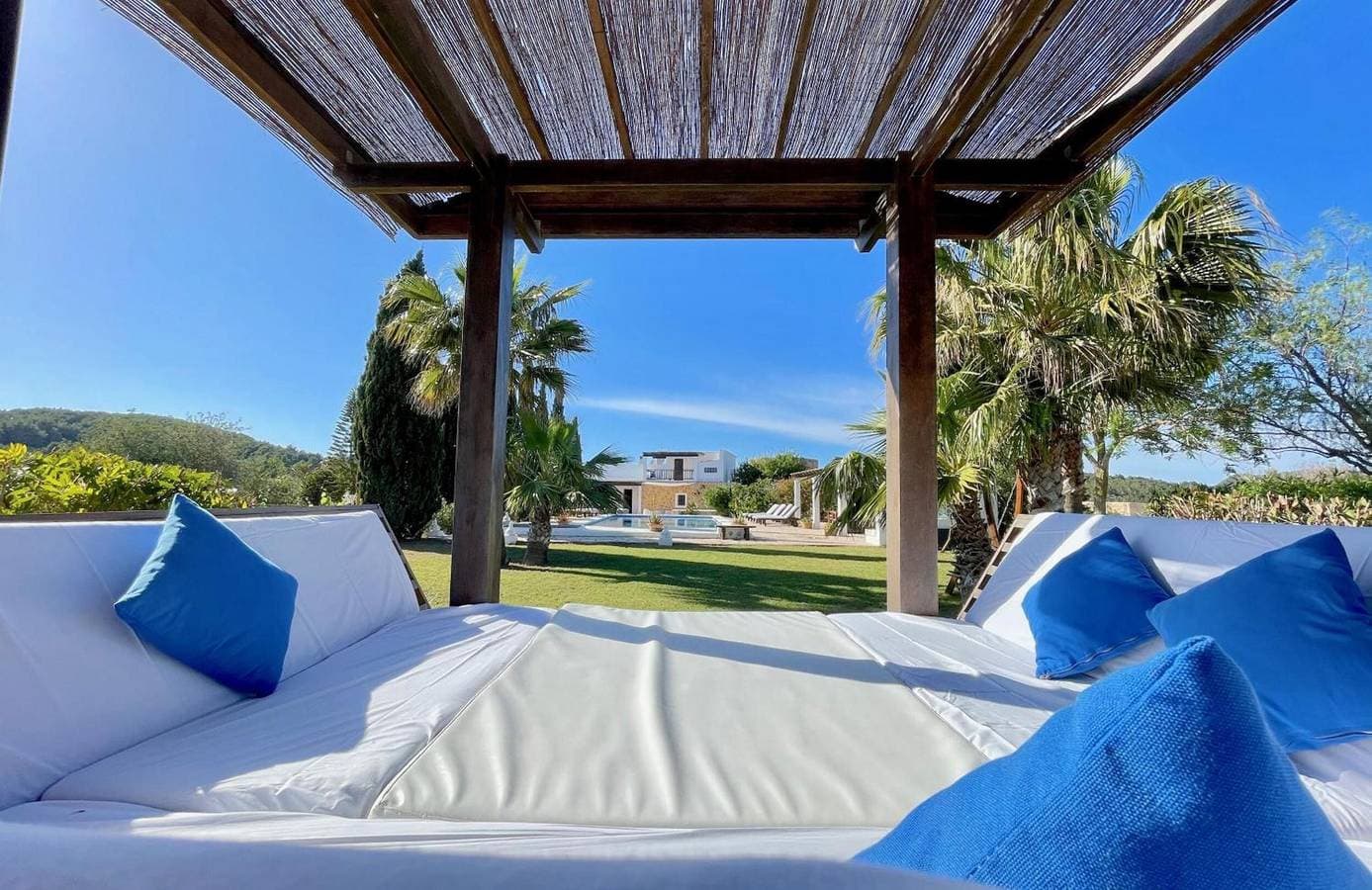 Foto 10 von 35: Villa „El Palau De Can Sergent“ mit Bergblick, WLAN und Klimaanlage