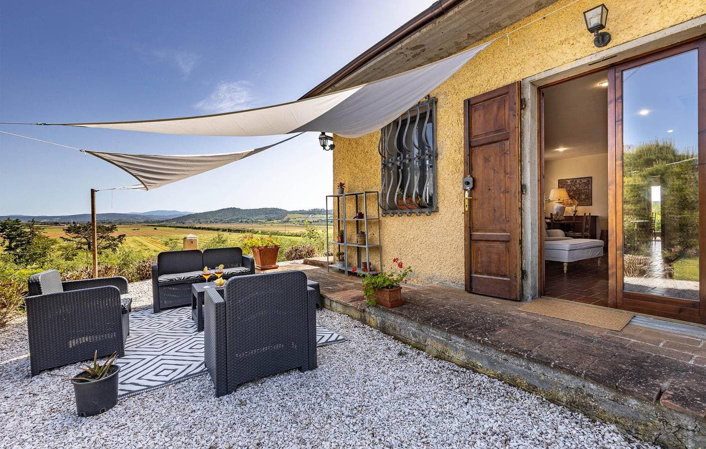 Foto 4 von 36: Poolterrasse mit Parkplatz & WiFi