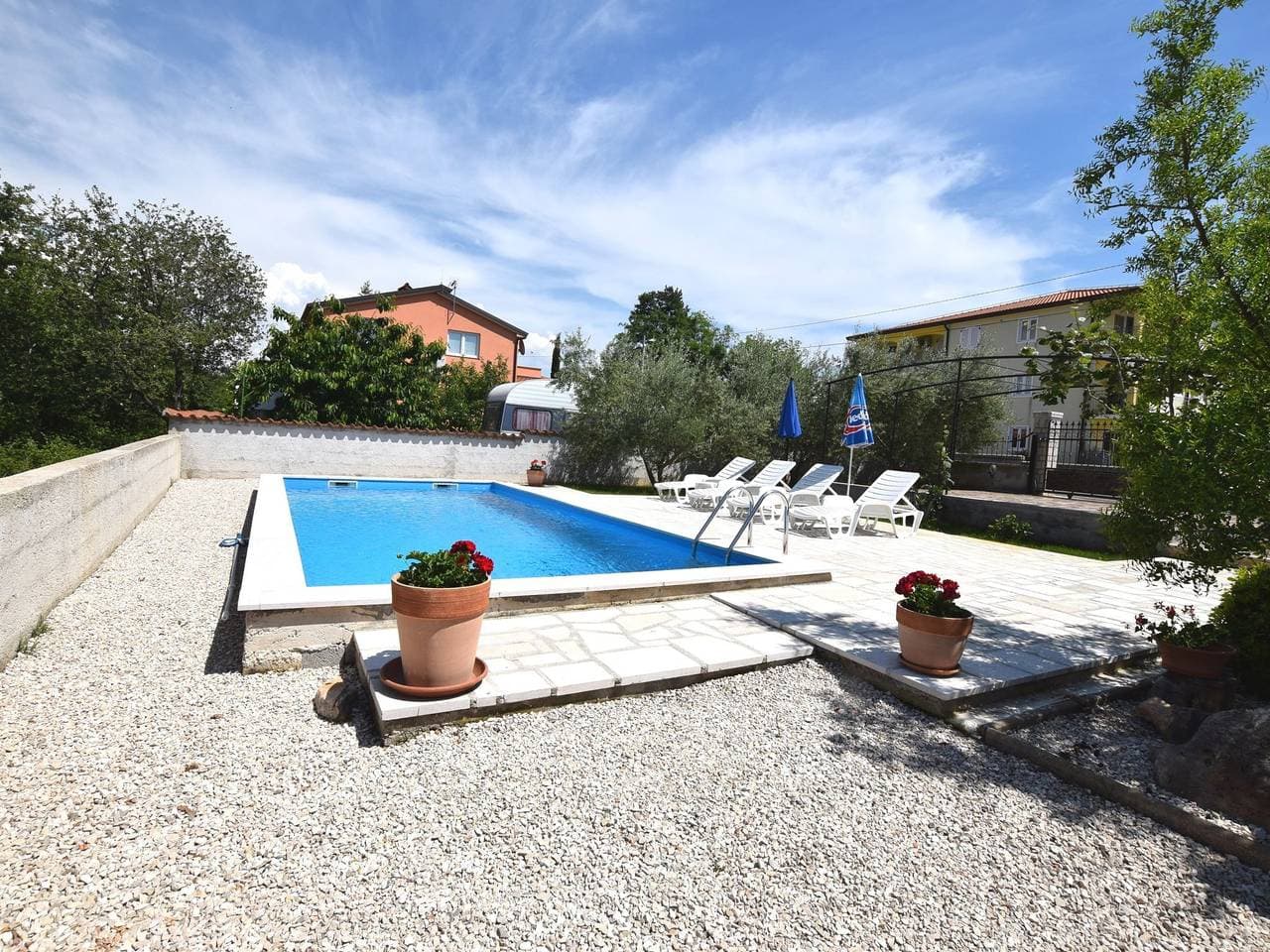 Foto 11 von 59: Charmante Villa mit Pool in Zbandaj