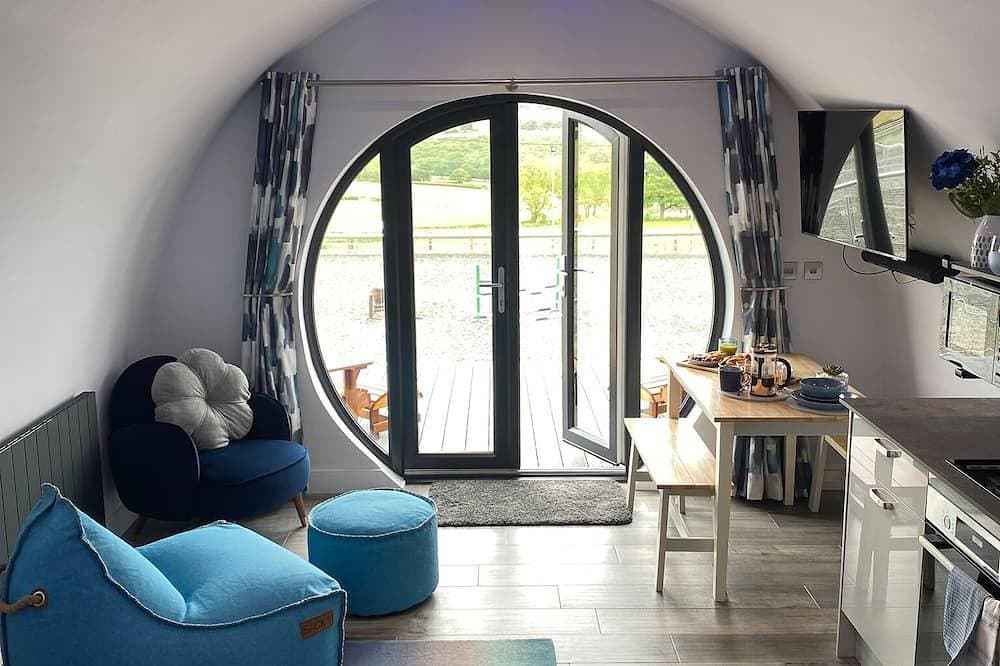 Foto 7 von 22: Derecroft Glamping Luxury Lodgepods with Jacuzzi Hot Tub