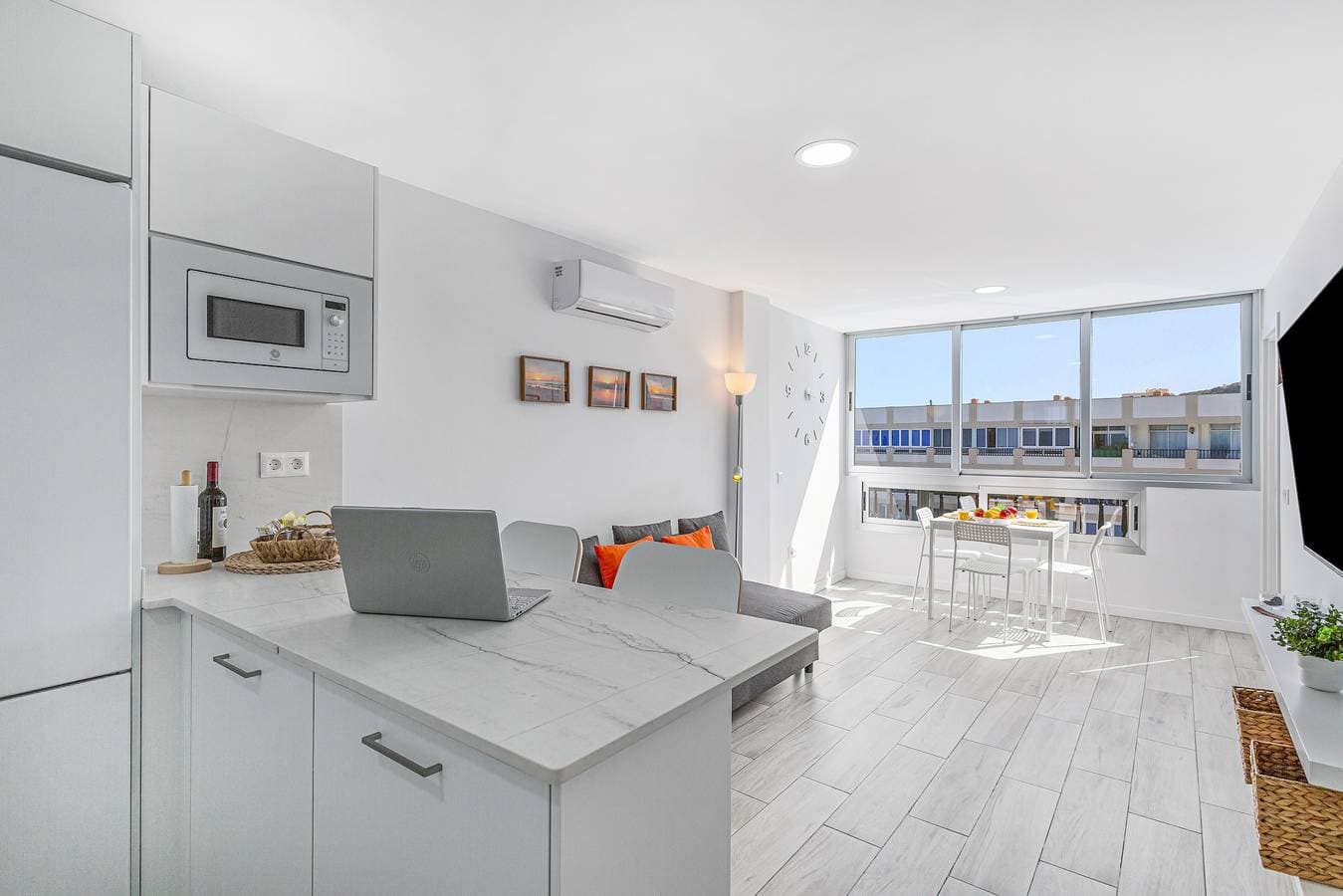 Foto 9 von 28: Neu renovierte Ferienwohnung direkt am Meer mit Meerblick und Klimaanlage