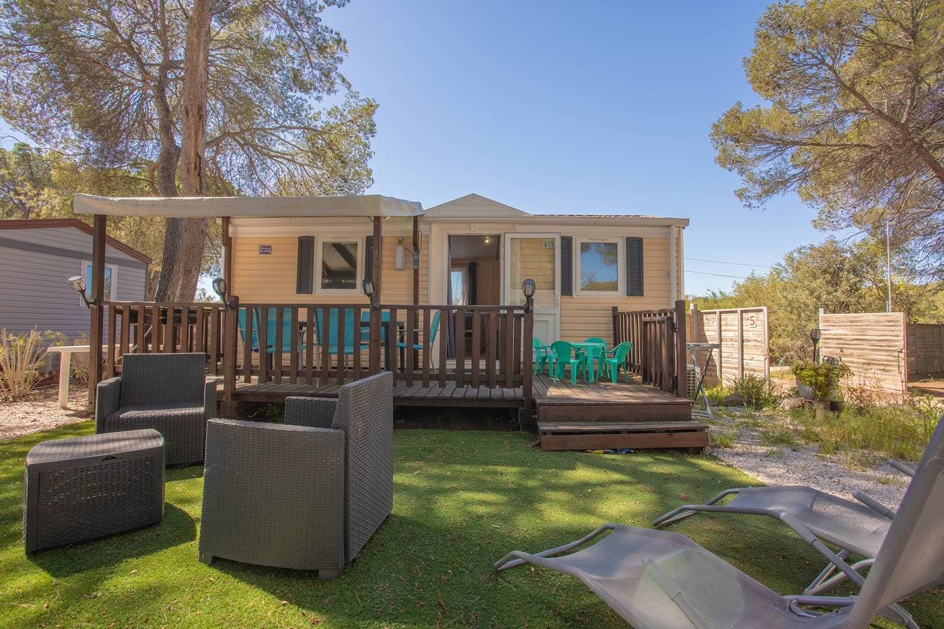 Foto 2 von 27: Mobilheim 'Mobilhome Oasis Dorf Puget Argen' mit Gemeinschaftspool und privater Terrasse