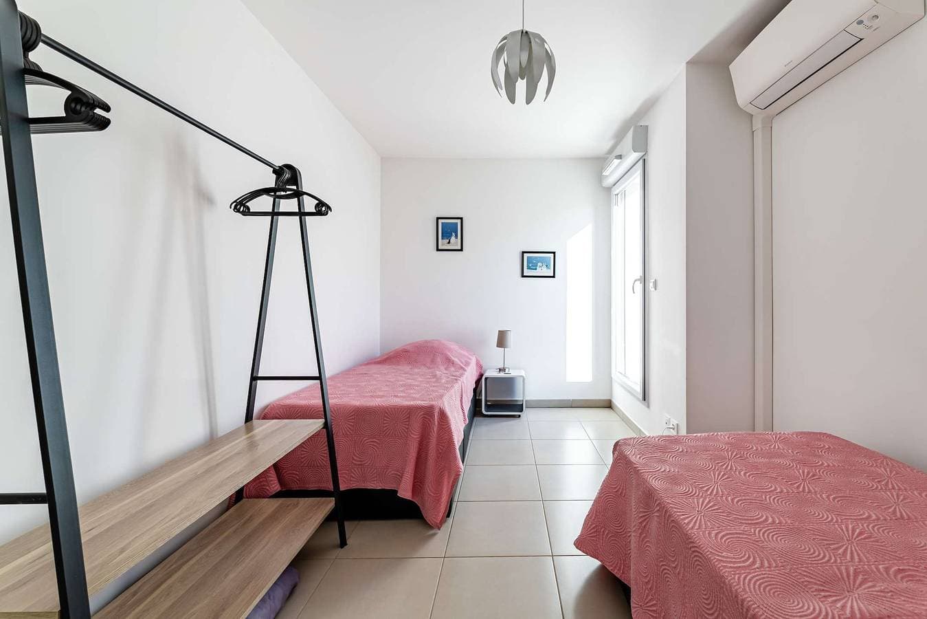 Foto 12 von 16: Modern, Swimmingpool, privater Parkplatz, Klimaanlage, 2 Schlafzimmer
