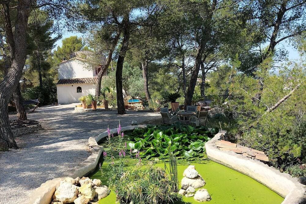 Foto 4 von 22: Le Moulin Rouge Provençal : charming old windmill with hot tub close to Aix