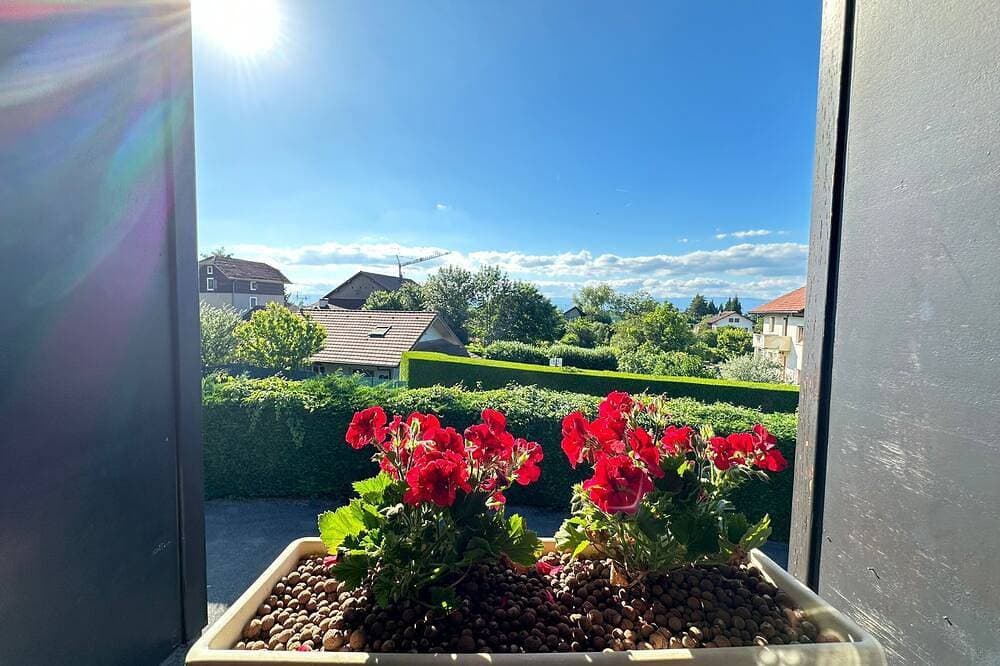 Foto 6 von 10: Cozy 2-bedroom apartment in a quiet neighborhood near Lake Geneva, with parking and a terrace