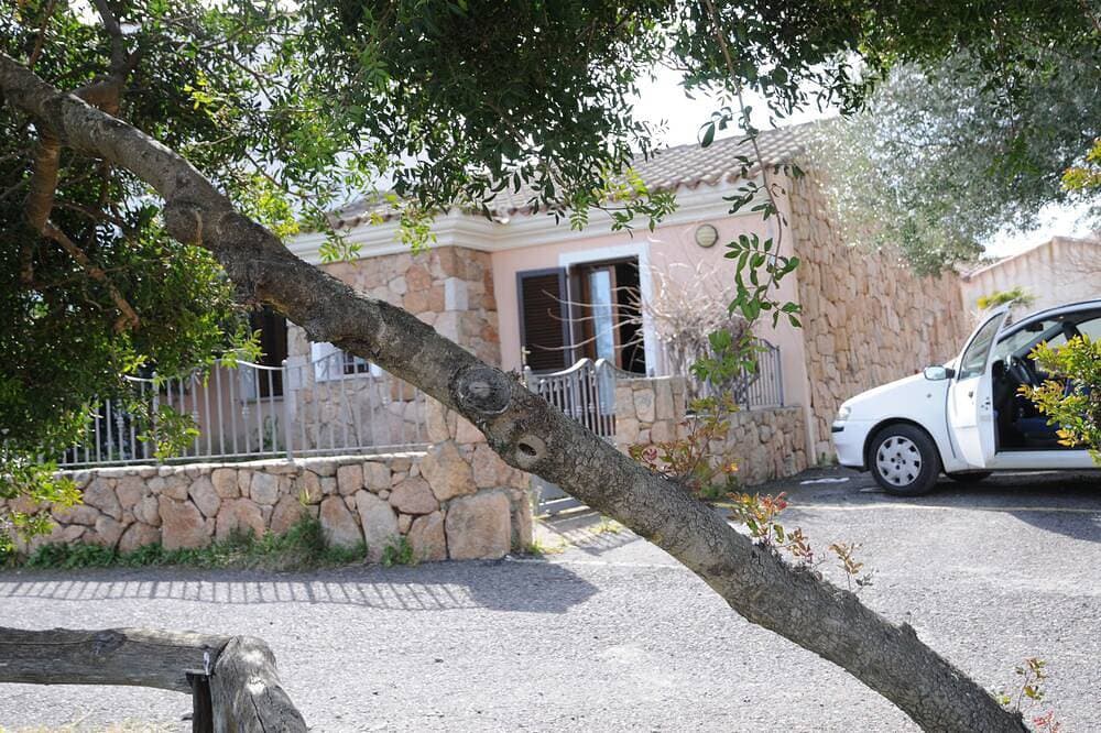 San Teodoro center villa with parking space and private garden 1