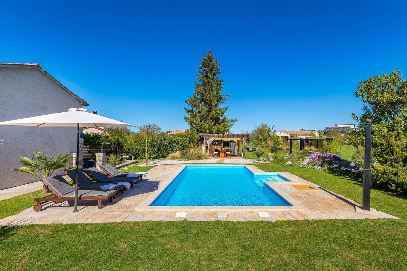 Villa Dorstari – Charmantes Ferienhaus mit privatem Pool und wunderschönem Garten im Herzen Istriens 1
