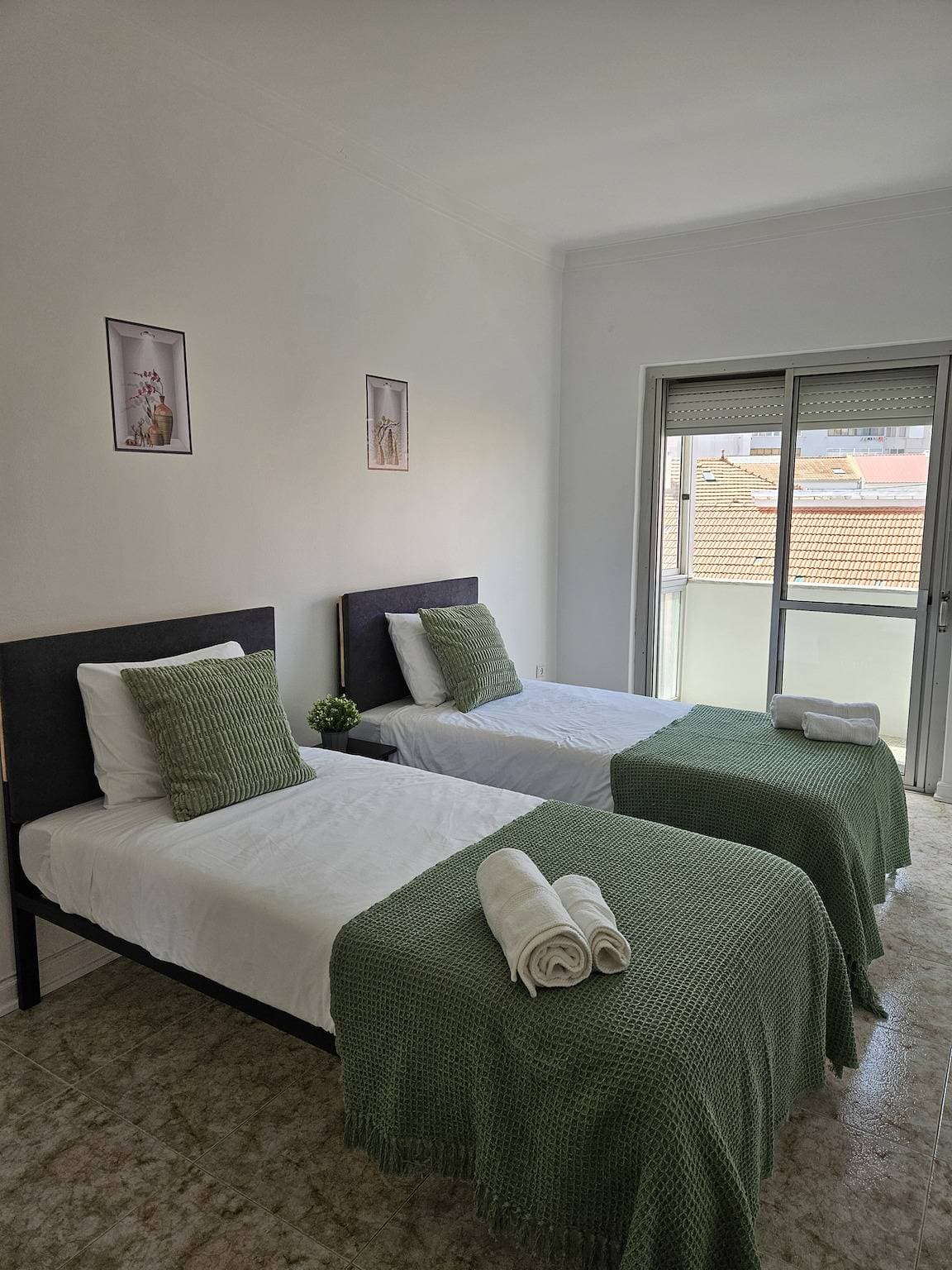 Foto 3 von 26: Light Spacious Almada Apartment