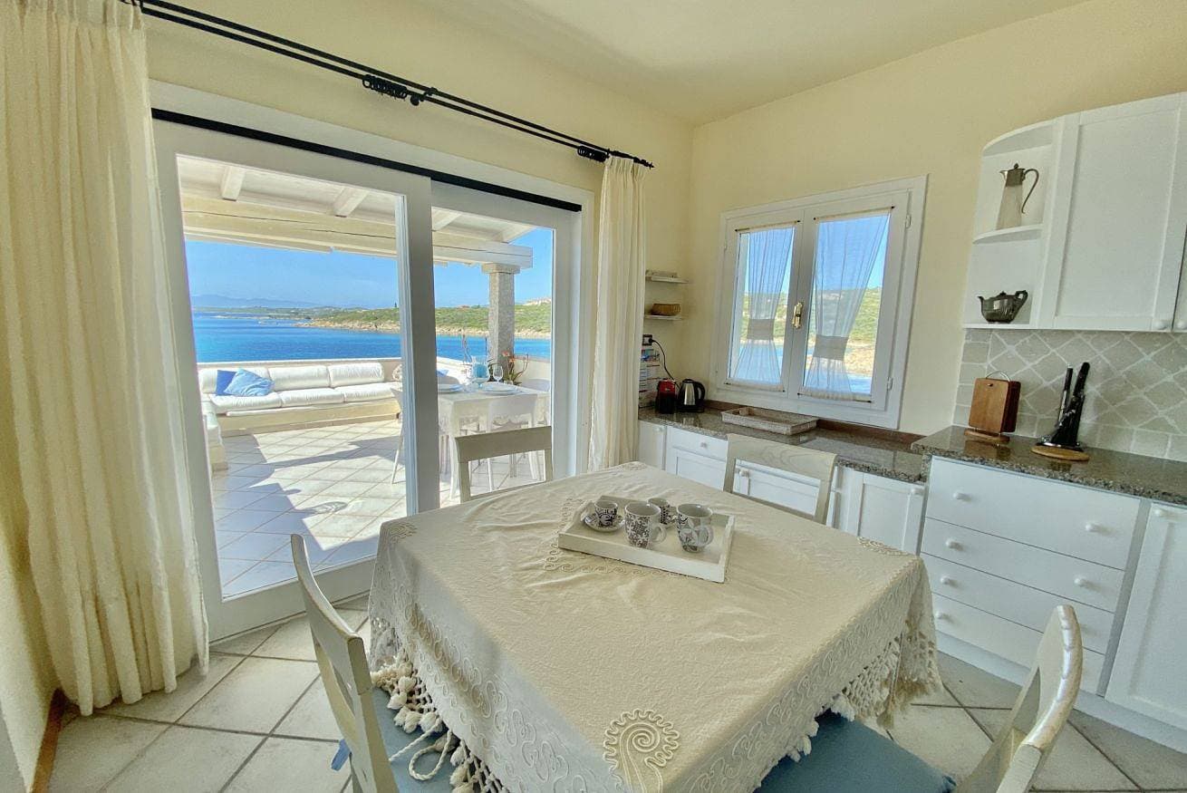 Foto 3 von 25: Ginestra Apartment. Three-room apartment, sleeps 6, on the ground floor with sea view.