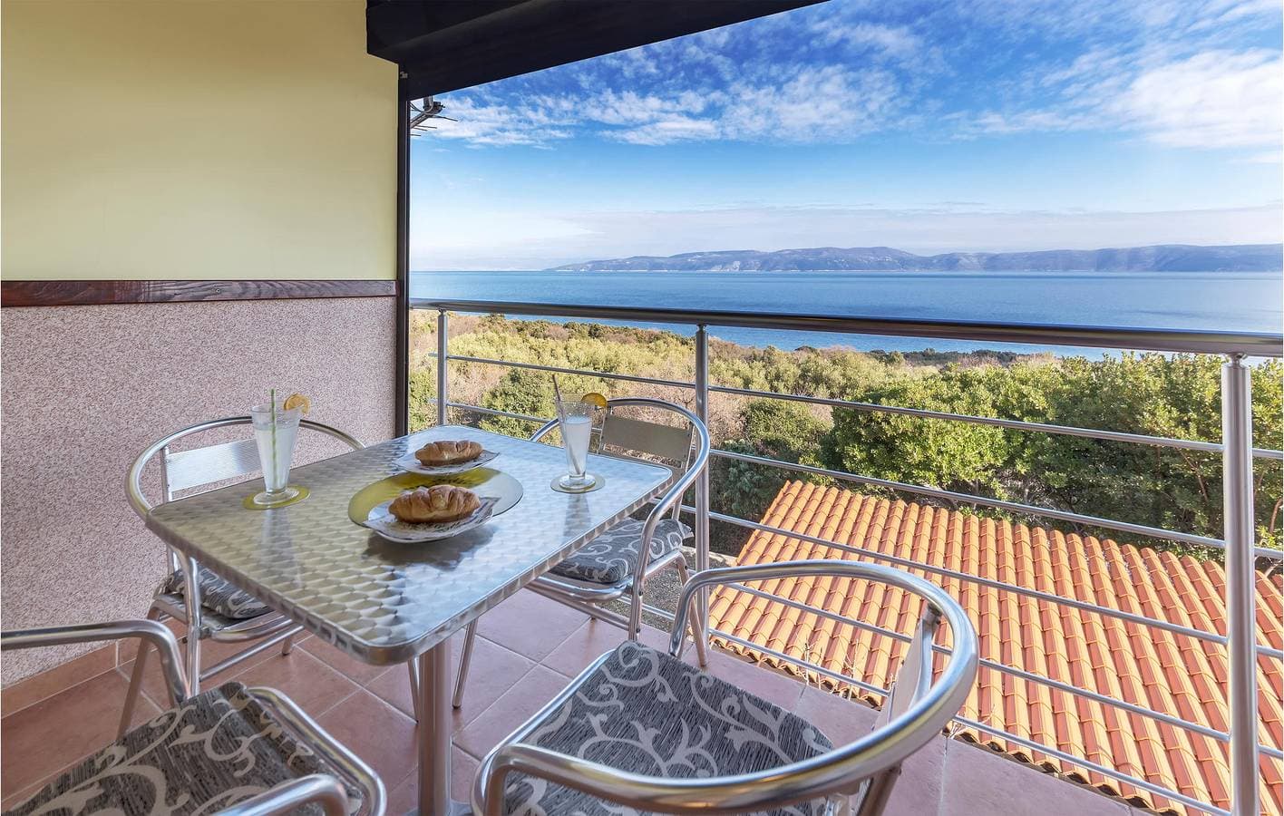 Foto 3 von 29: Apartment mit Meerblick, Terrasse, WLAN und Parkplatz – 2 km vom Strand entfernt