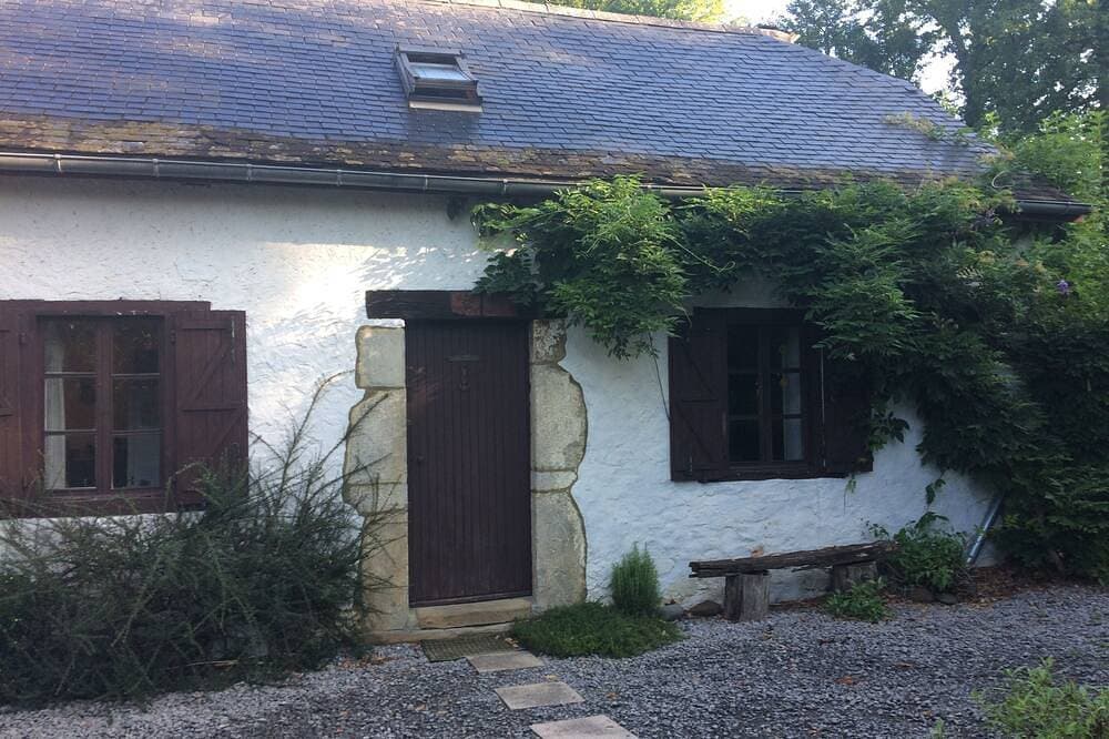 Foto 7 von 30: 17th Century farm cottage nestling in the Pyrenean foothills with pool